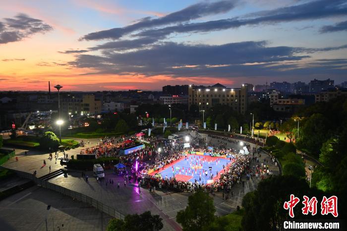 湖南浏阳“全BA”篮球赛开赛。　杨华峰 摄