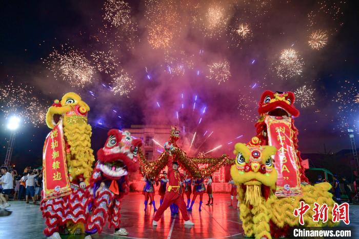 浏阳将舞龙舞狮非遗表演与篮球赛结合。　彭红霞 摄